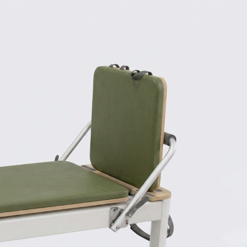 Reformer Pilates AERO Olive vue latérale avec dossier rembourré vert olive, plateau bois clair et cadre blanc