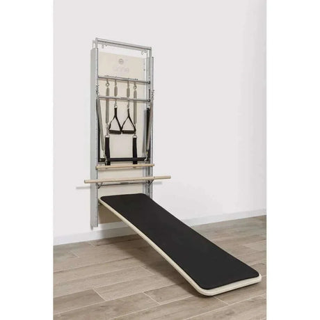 Pilates Wall Unit 5-en-1 vue latérale avec plateforme inclinée noire et sangles de suspension sur cadre aluminium brossé