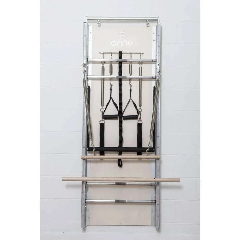 Unité murale Pilates 5-en-1 vue verticale avec profilé perforé, barre de ballet en bois et système modulaire complet