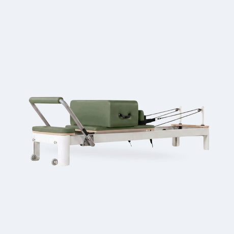 Vue d'ensemble Reformer Pilates AERO Olive complet avec bloc de résistance, poulies et structure métallique argentée