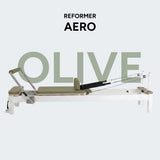 Reformer Pilates AERO Olive complet cadre blanc plateau bois et coussin tissu olive avec texte superposé