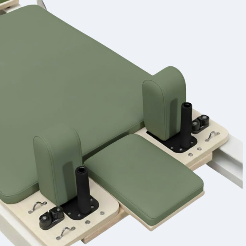 Reformer Pilates AERO Olive coussins mat vert-olive, poignées texturées noires et mécanismes de réglage sur base bois