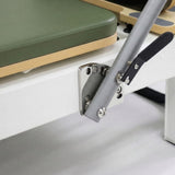 Détail système fixation chariot roulant Reformer Pilates AERO cadre aluminium anodisé et plaque acier inoxydable