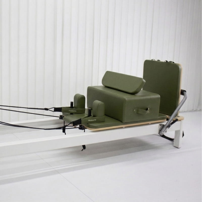 Reformer Pilates AERO Olive trois-quarts arrière avec coussins olive, cordes tendues et logo Pilates&Me relief
