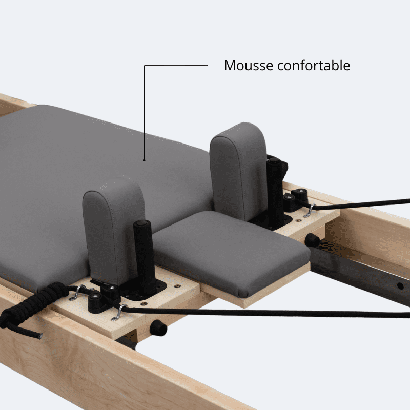Détail siège mousse confortable gris foncé revêtement texturé coussins latéraux reformer Pilates