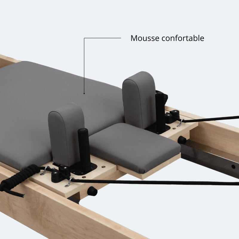 Détail d'un siège en mousse confortable gris foncé avec revêtement texturé et coussins latéraux pour reformer Pilates