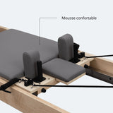Détail d'un siège en mousse confortable gris foncé avec revêtement texturé et coussins latéraux pour reformer Pilates