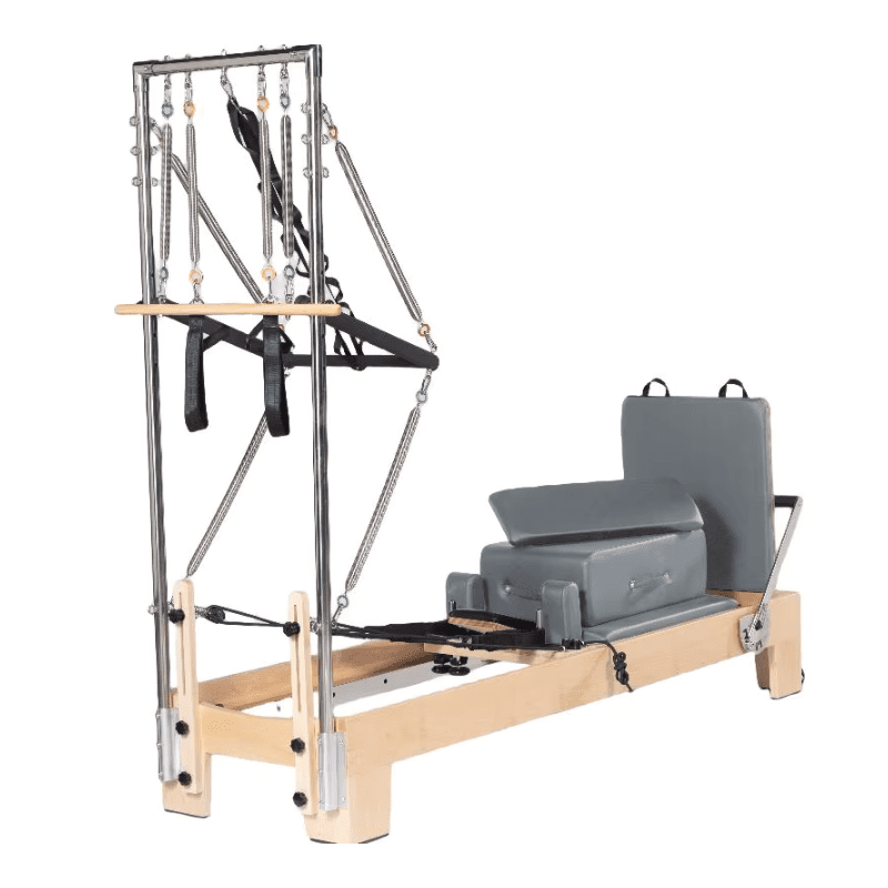Reformer Pilates ESSENTIAL avec tour en érable massif verni, vue trois-quarts gauche sur fond blanc