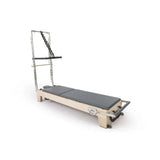 Reformer Pilates Elite en bois d'érable avec coussins gris foncé et configuration compacte