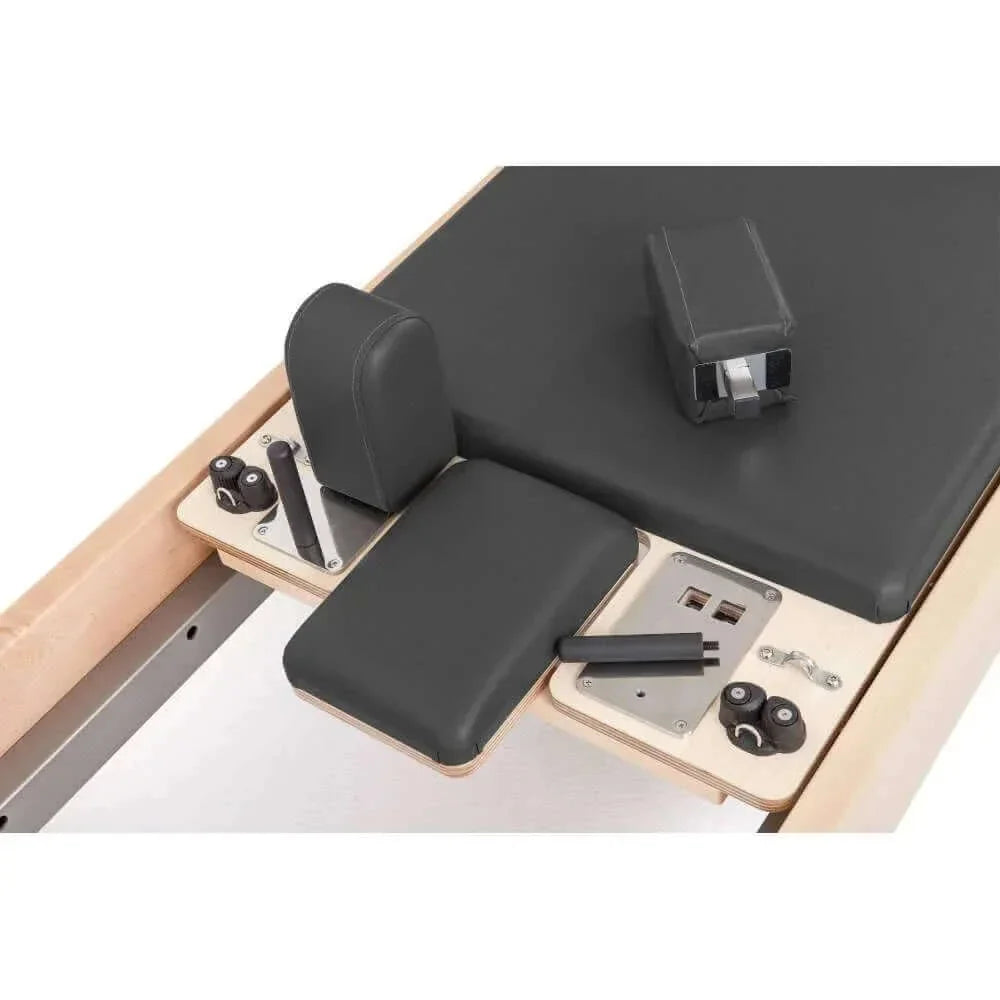 Détail accessoires Reformer Pilates Elite : coussin dorsal, poignée et molettes de réglage
